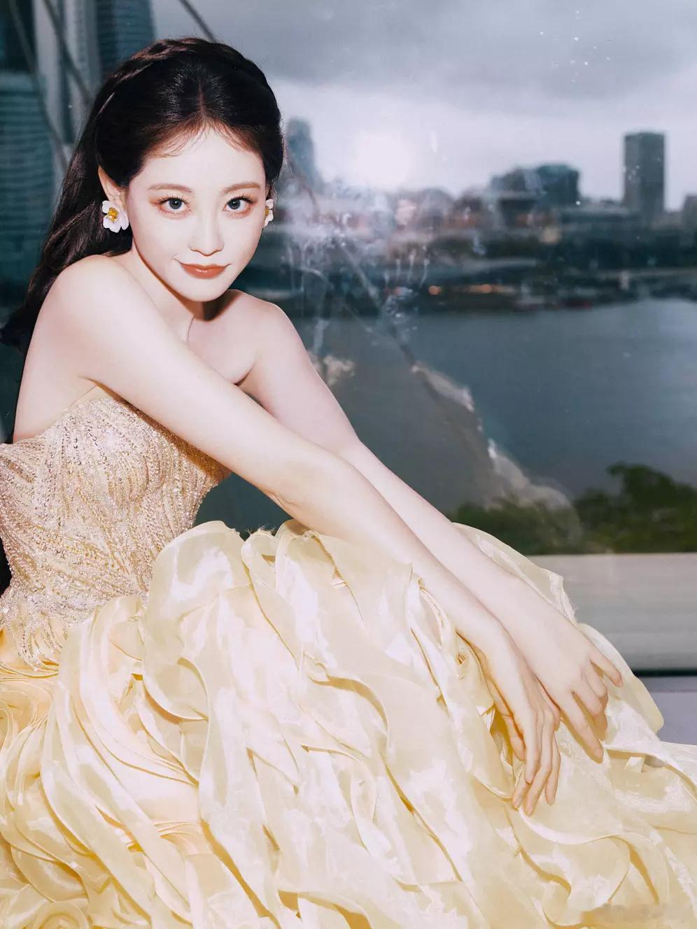 祝绪丹穿浅黄纱裙气质明媚娇俏，表情生动宛如在逃公主