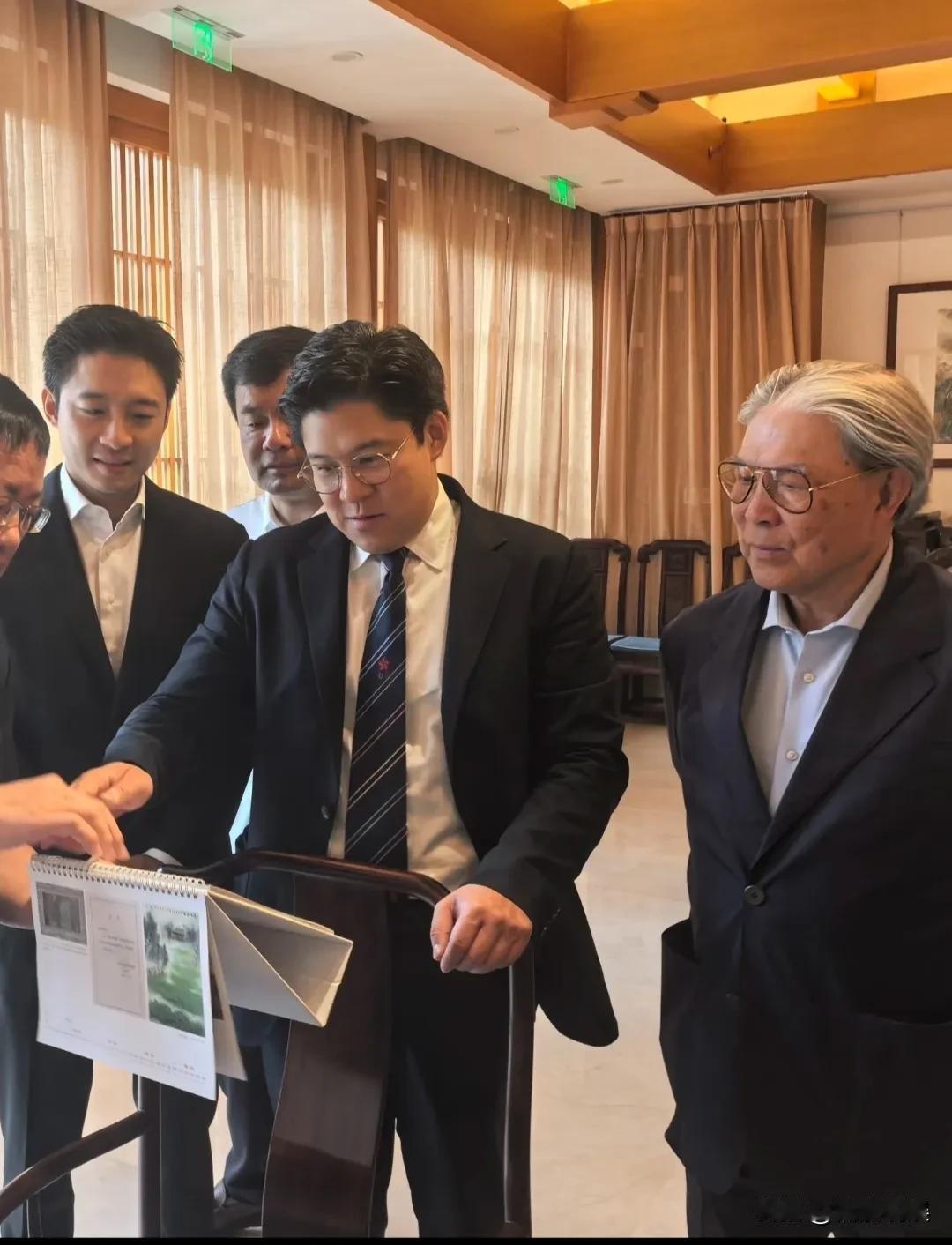 霍震霆父子三人现身北京参加活动。霍启刚西装革履，戴着眼镜，打扮很有型，贵公子气