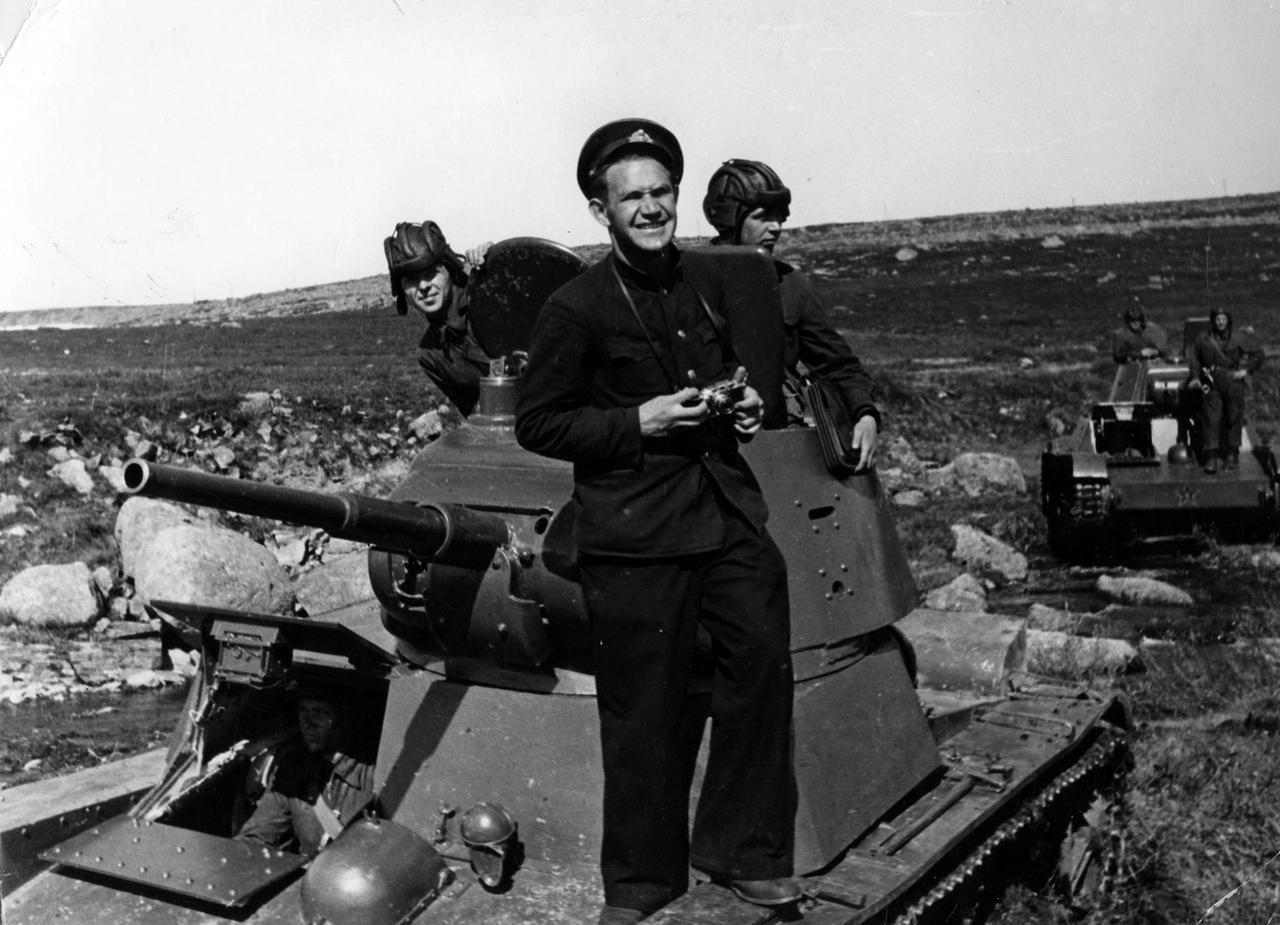 海军的坦克连——1942年，苏联战地摄影记者叶夫根尼・阿纳尼耶维奇・哈尔杰伊，站