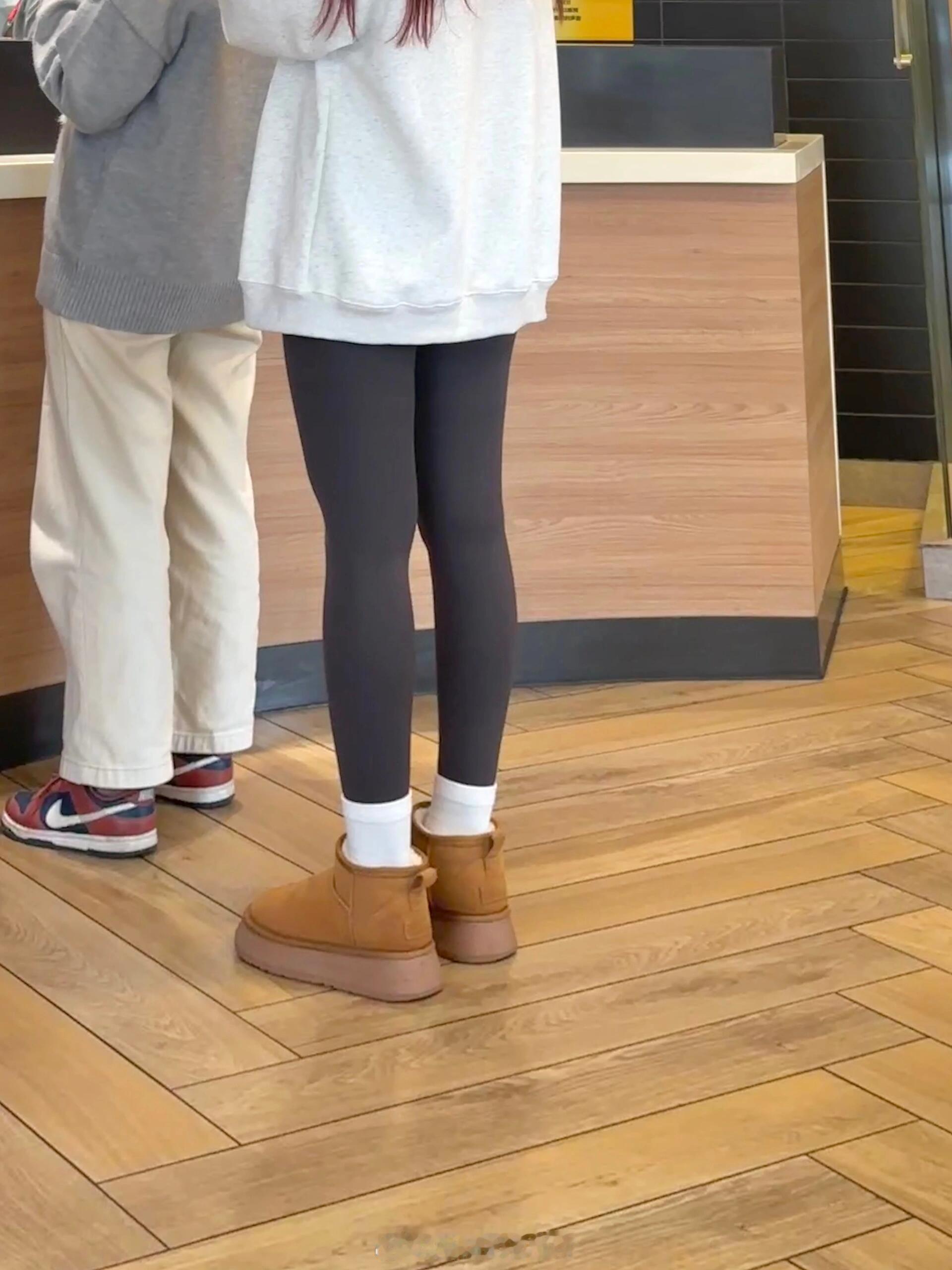 第一次这么直观的感受到今天去麦当劳看见一个小姐姐穿鲨鱼裤腿好细啊！第一次get到