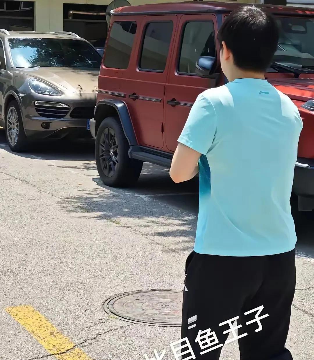 孙颖莎这会儿就站在王楚钦那辆红色大G旁边呢！哈哈哈，莎莎你可别装不知道，这车不就