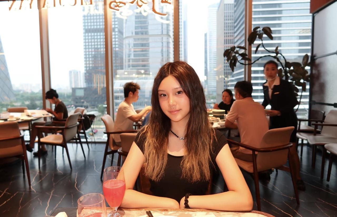 14岁甜馨晒照在北京国贸CBD高级餐厅就餐，收到52朵红玫瑰，引发大众热议。本人