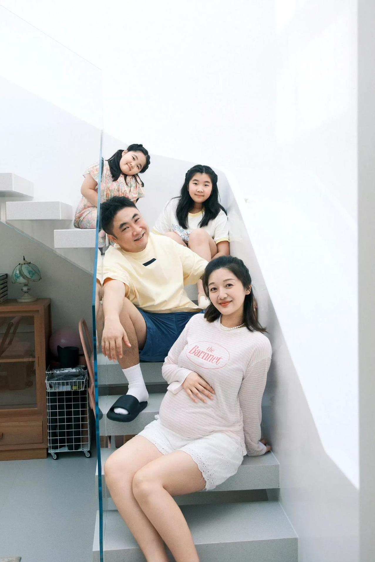 乔杉官宣老婆莫丹怀上第三胎，并晒出挺孕肚妻子和两个女儿的全家福。两人结婚13年