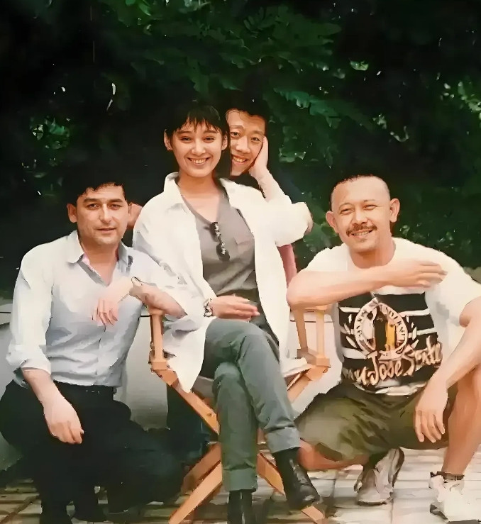 中间这个美女看着好眼熟，就是叫不出名字[捂脸哭][捂脸哭][捂脸哭]