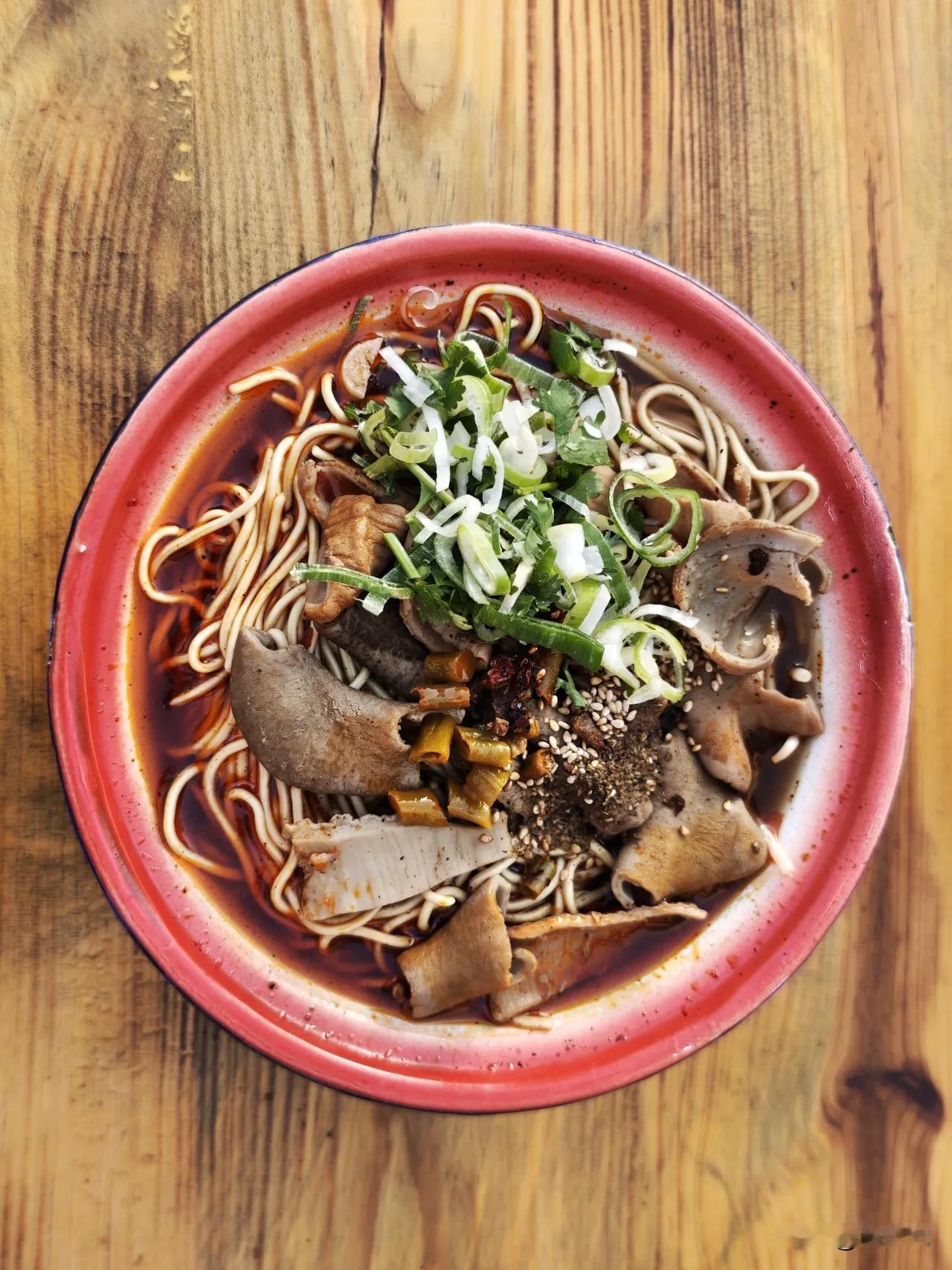 襄阳的牛肉牛杂面那可是一绝。这面有300多年历史了，从清朝康熙年间就有了。就说