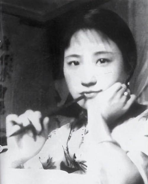 1961年，陆小曼穷得吃不起鸡蛋时，将唯一的貂皮大衣卖掉，买来几斤大闸蟹，请3个