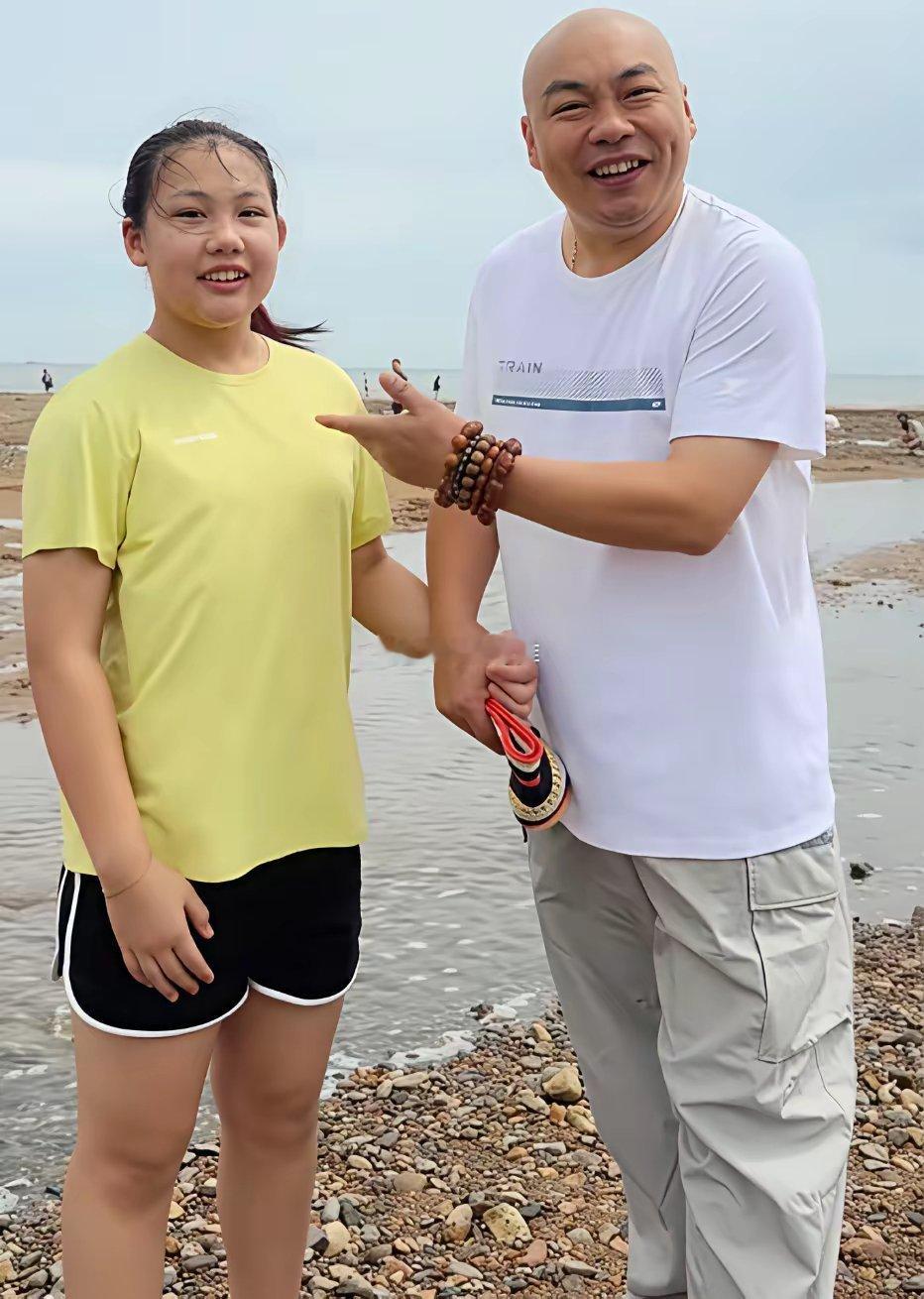 程野带着女儿回到老家辽宁兴城逛海边、逛古城、领略家乡的风土人情​​​