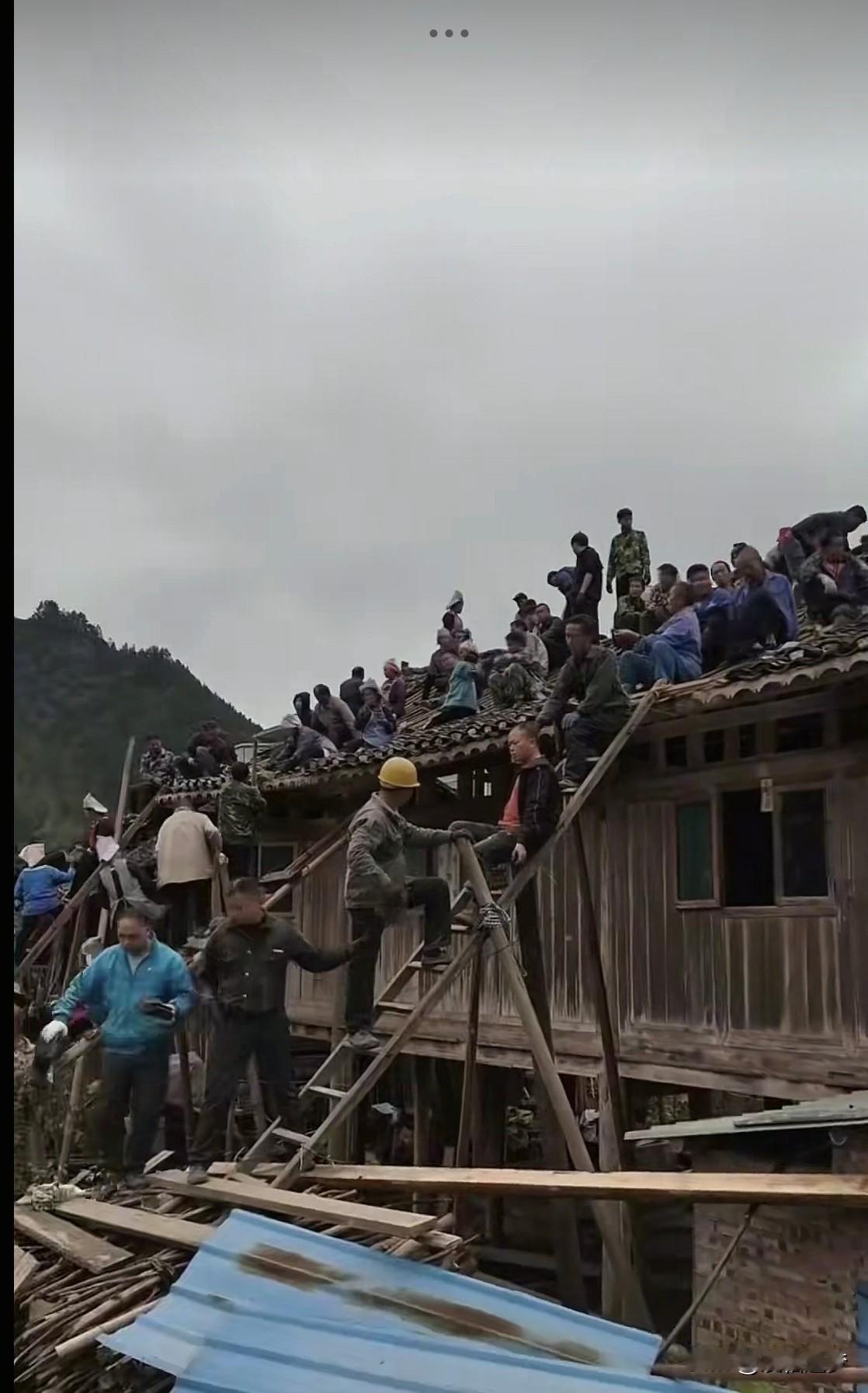 “团结就是力量！”贵州榕江，一村民搬家，上演了让人震撼的一幕：全村200多人齐上