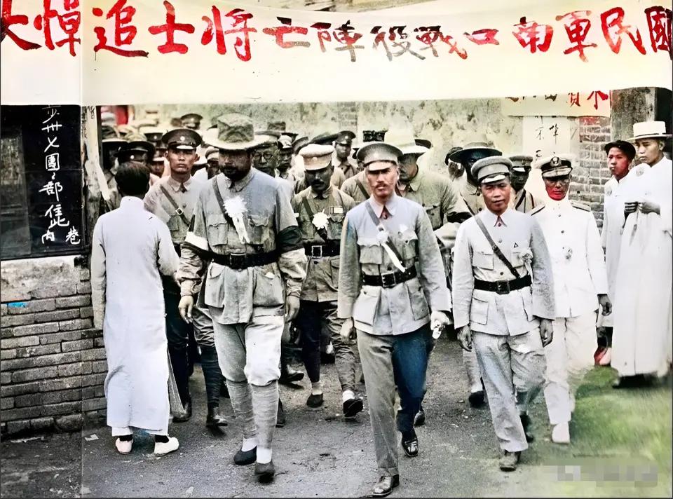 北伐刚结束，蒋介石与李宗仁参加冯玉祥部队南口阵亡将士追悼大会时，三人拍下了这张照