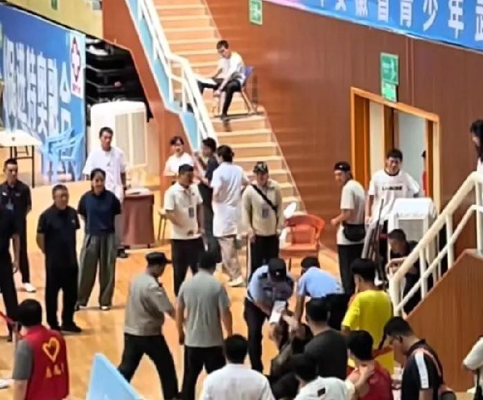 这个是孩子家长，比赛结束的时候裁判宣布结束了，双方停手了，对面选手偷袭，但是裁判