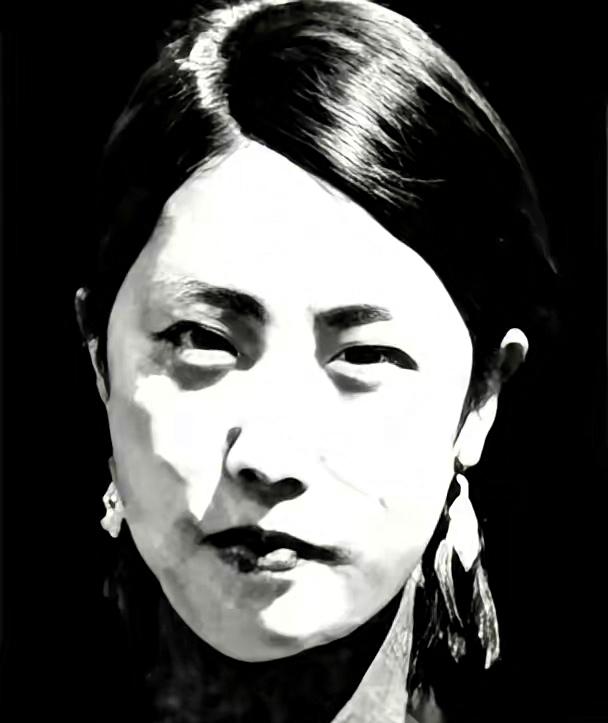 三枪，干掉门口三个哨兵。一脚踹开门，冲进去。这就是赵伊兰，为杨靖宇将军报仇的