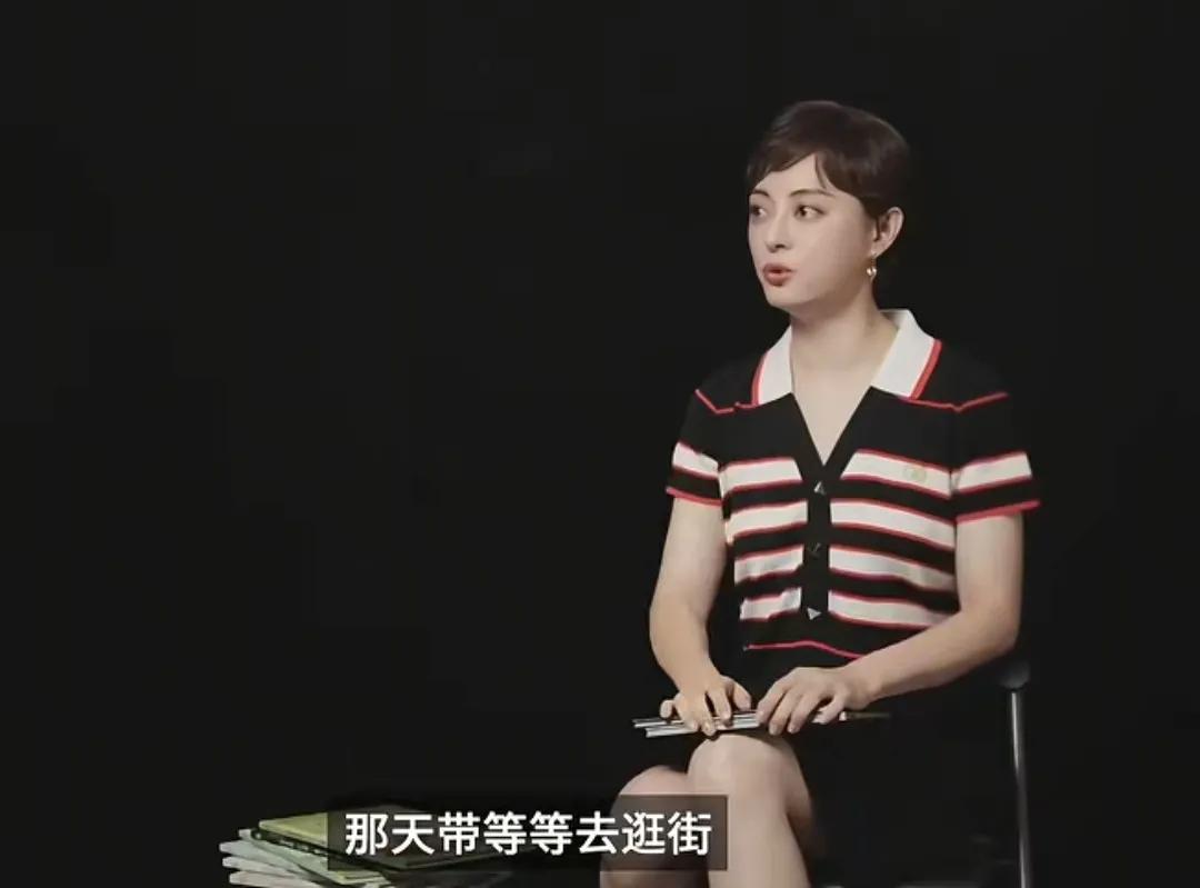 孙俪带儿子等等逛街，儿子挑选了自己喜欢的东西，孙俪准备付款的时候，等等发现自己喜