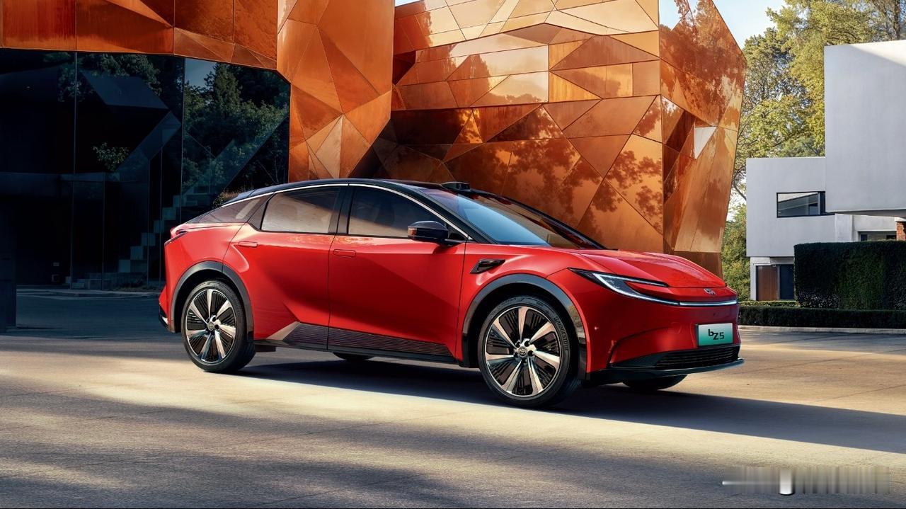 不得不说，丰田把中国汽车消费市场研究地透透的！1.要排面——丰田凯美瑞2.