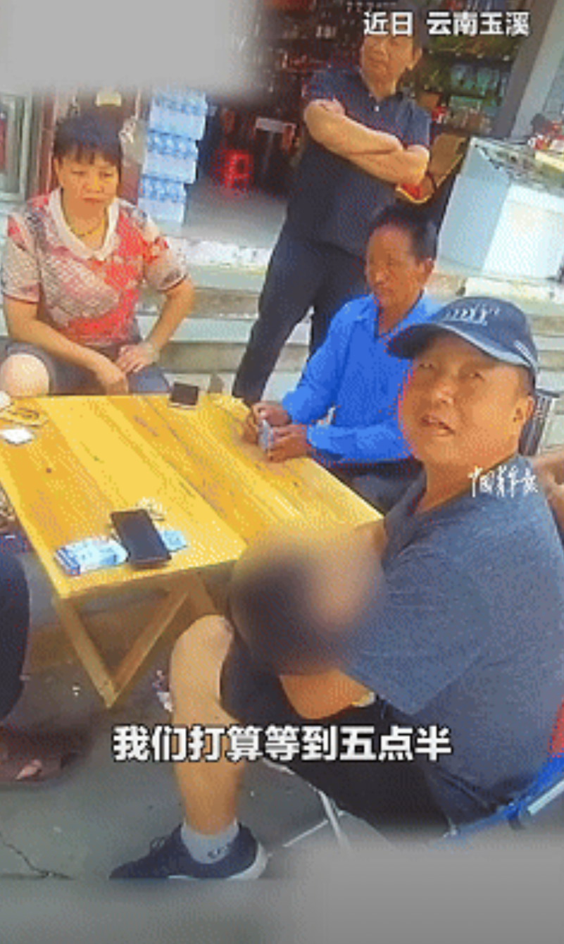 好温暖！云南某女士携3岁女儿买菜，孩子突然跑丢。她慌忙报警后，民警与她一同沿