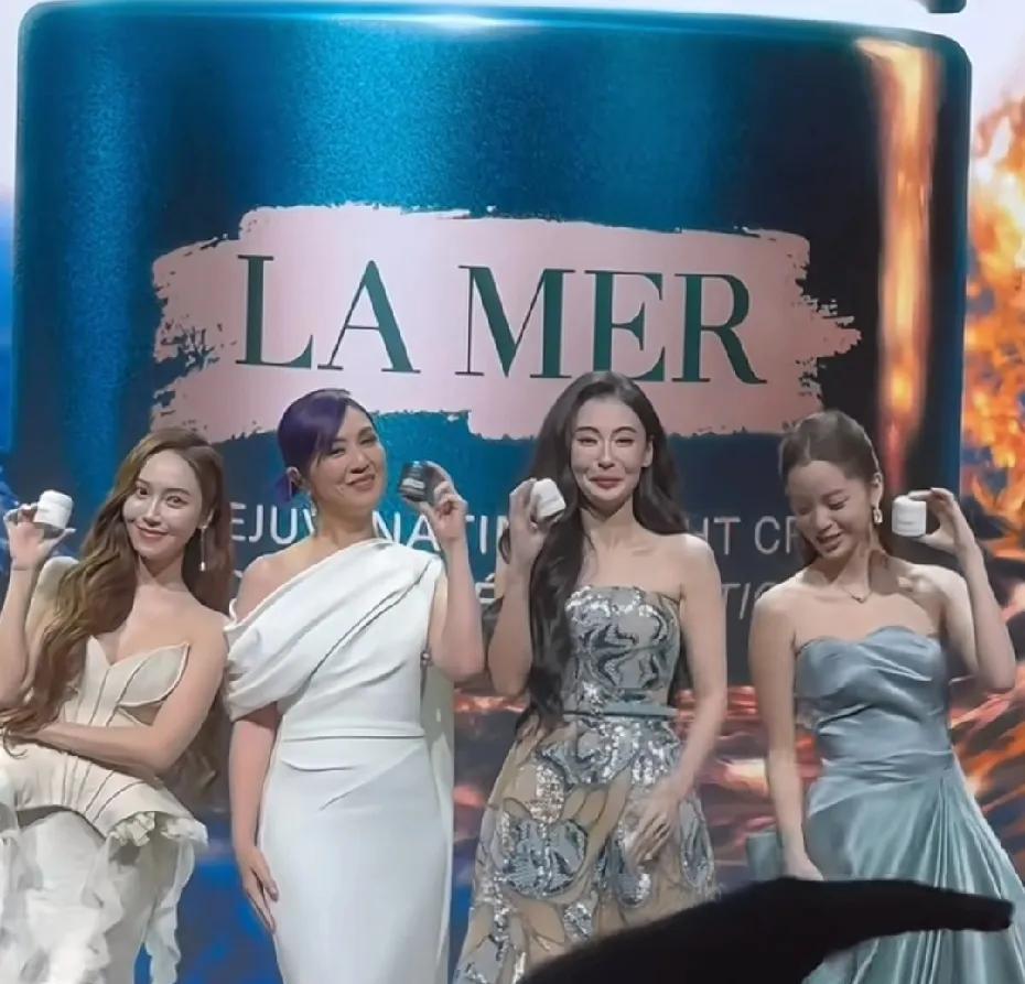 郑秀妍，杨千嬅，张柏芝，欧阳娜娜同框，张柏芝这脸怎么也馒化了，杨千嬅的脸还是很自