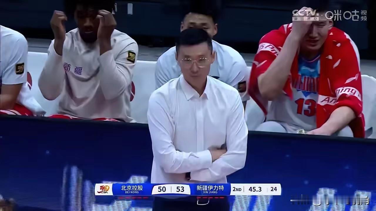 不知道新疆主教练混的咋样？新疆主场赢了广州，新疆球迷不高兴了。本来球迷自筹换帅