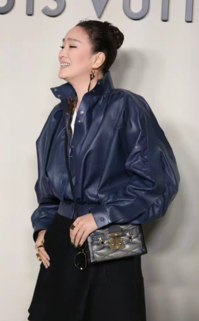 巩俐压轴亮相LV活动60岁的巩皇气场依旧强的可怕