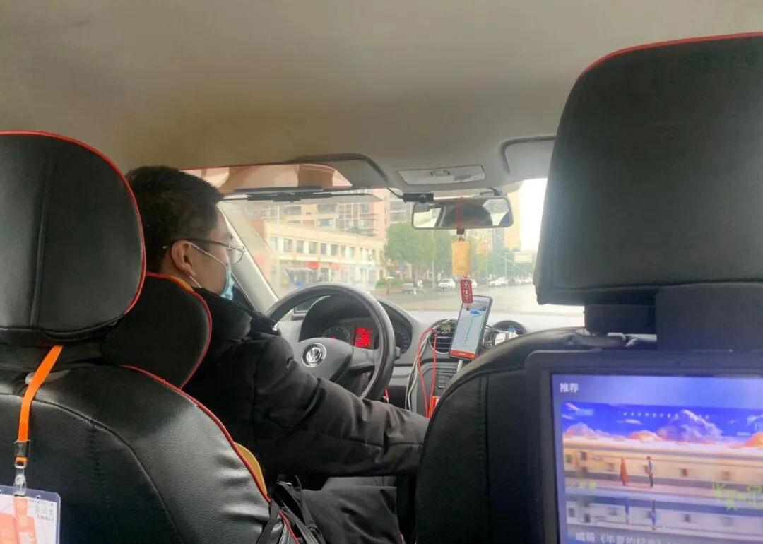 国庆节来湖南省郴州市旅游，叫了滴滴去一个景点。车主30多岁，戴副眼镜，一脸书生气