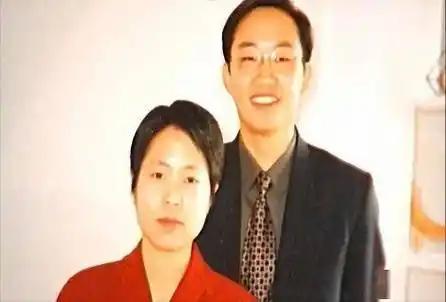 当年，麻醉医生邱小强趁妻子洗澡之际，向她的咖啡杯中投入了致死量的麻醉剂，妻子毫无