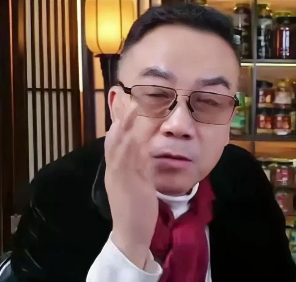 杨议说自己如果不是因为辈分问题，早就拜侯耀文为师了。杨议说当年侯耀文特别喜欢我，