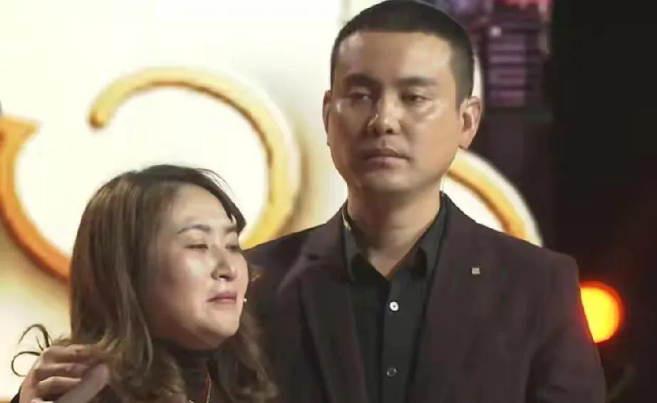 重庆富豪程生林，2017年遇售楼小姐谭春华，豪掷40万宝马、包玫瑰墙狂追，终抱得