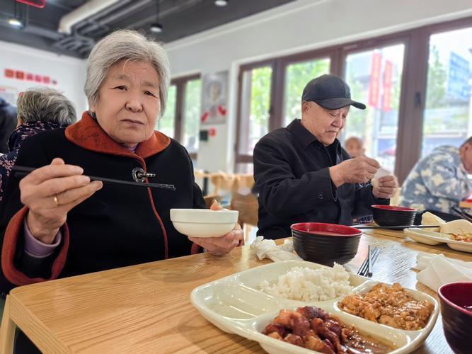 老人晚年饭量和寿命有关？医生提醒：能吃不一定是福，吃这些最好很多人都觉得，