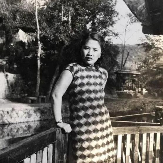 1938年，周恩来将一名美女特工，安插进国民党内部，结果女特工说自己想嫁给国军高