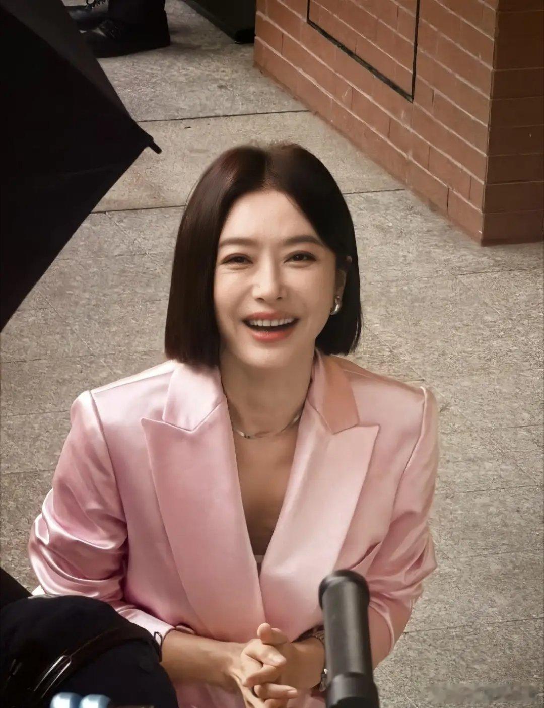 网友偶遇秦岚拍戏，怼脸镜头下状态绝佳，气质出众，优雅从容的模样让人印象深刻。​