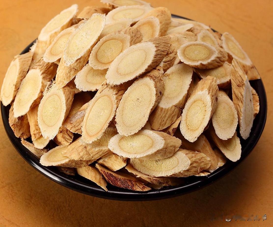 黄芪加2味，三伏天前可多喝，不怕湿气，身体更轻松“明明吃得不多，但总觉得身体