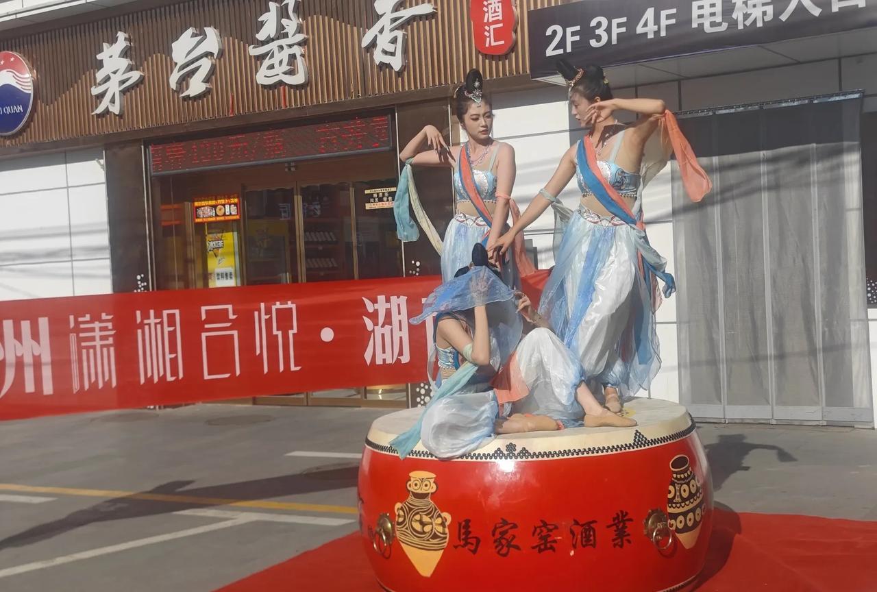生活不易啊。这几个小姐姐顶着34度的高温，在大太阳的暴晒下，赤脚站在滚烫的鼓上