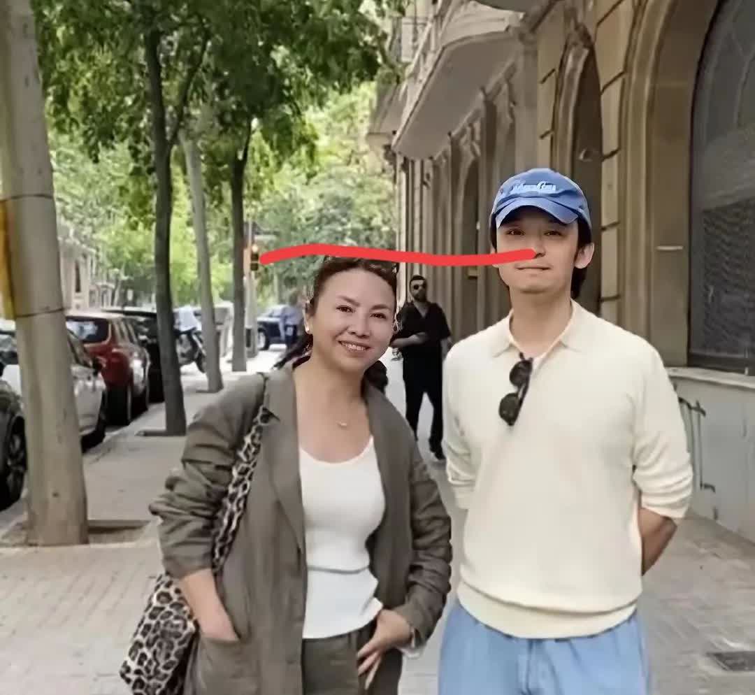 我大姨亲眼见过董子健她说董子健本人根本不是电视上那样。事实上