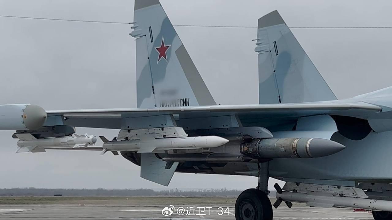 配属俄军“南部”集群执行作战任务的俄空天军苏-35S战斗机的武器挂载配置两部L