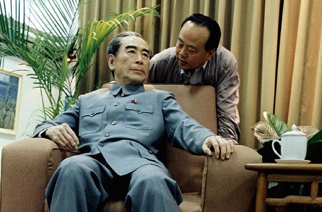 一位国家总理，在生命最后的时刻，躺在病床上，心里惦记的不是自己的病情，而是一篇可