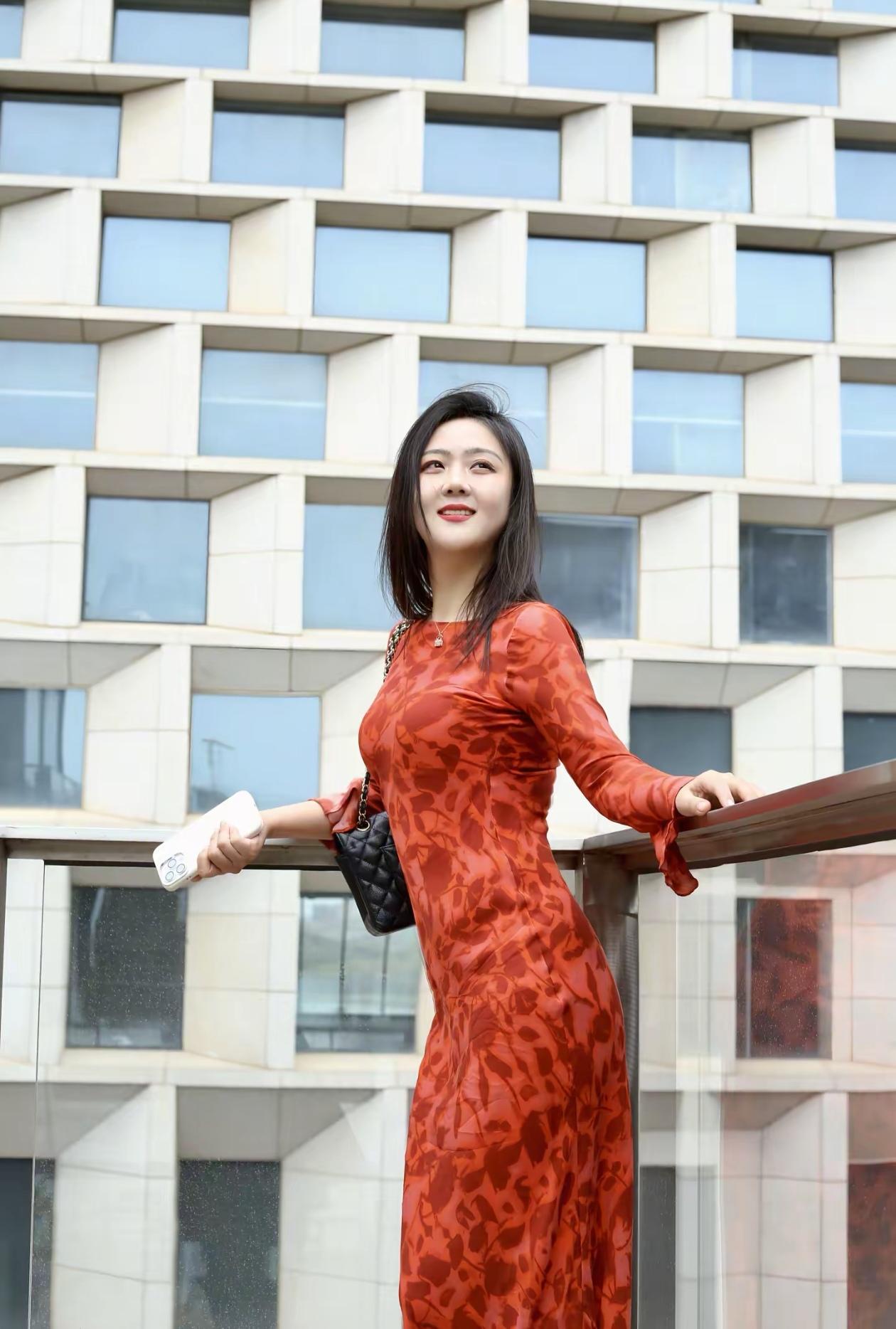 都市时尚女孩，橙色连衣裙，微笑面对生活