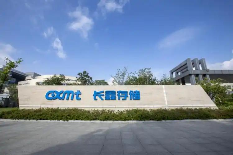 有些事情就是这么讽刺。美国拼命封锁EUV光刻机，以为卡住了中国内存产业的脖子，长