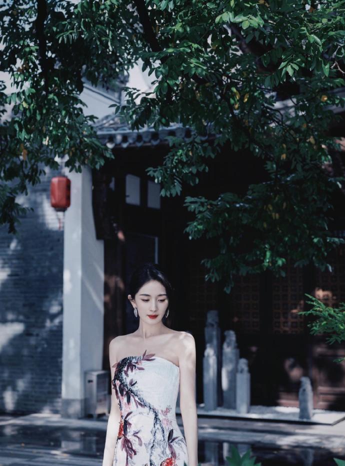 好爱杨幂这组生日写真拍的很不错