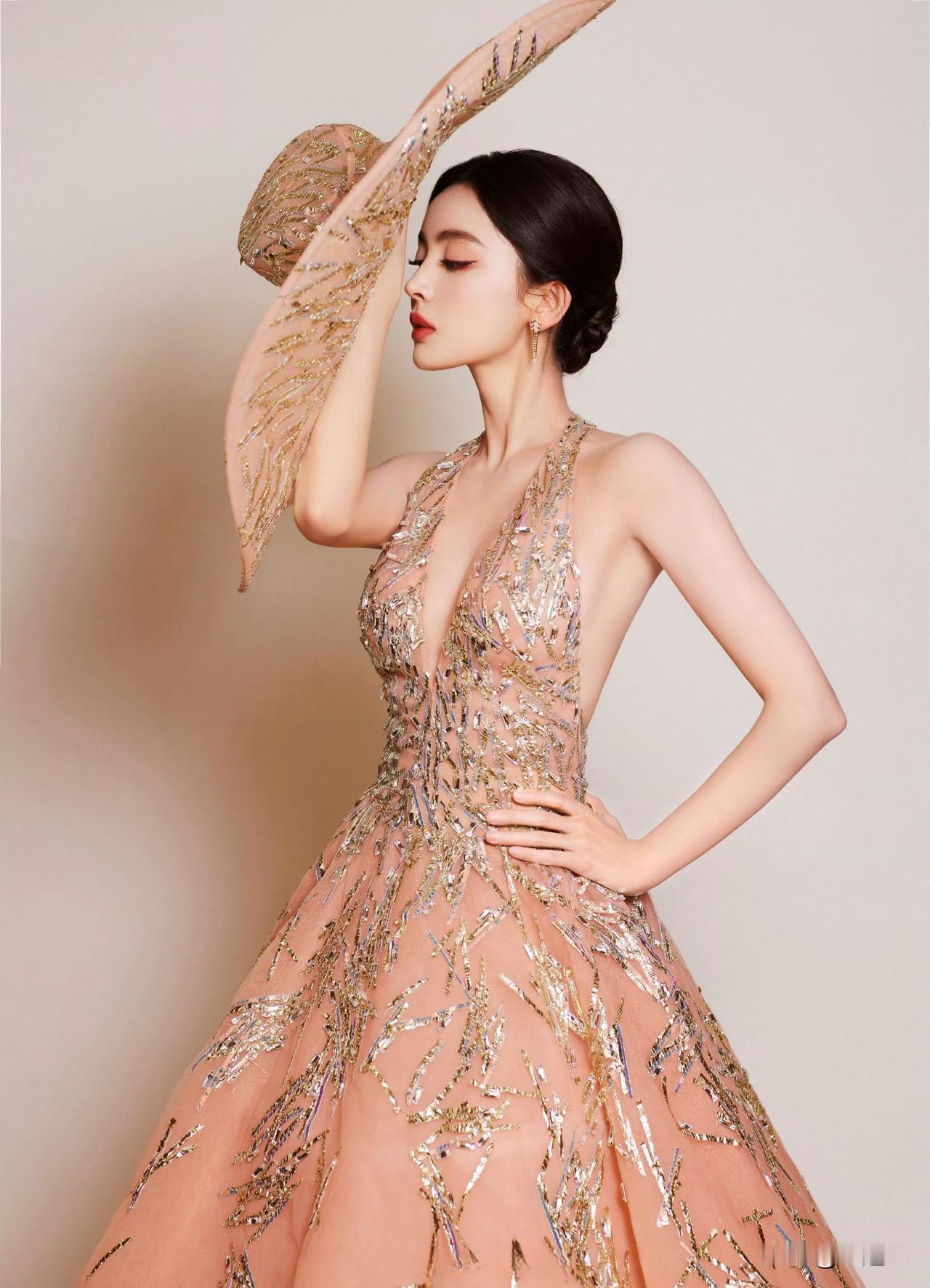 娜扎的深V礼服，这身材曲线真的绝了！