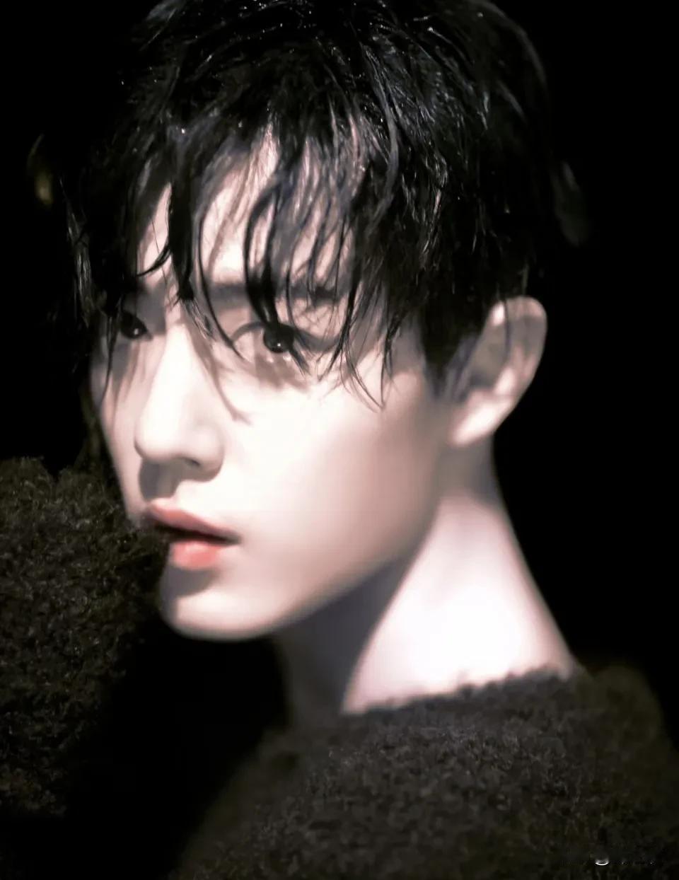 跟有些明星只能摆pose在固定角度和表情拍照，然后出好看的精修照不同。肖战他