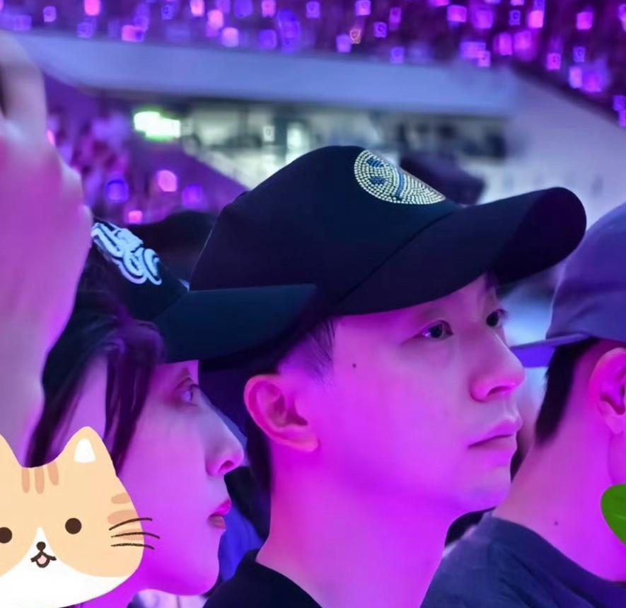 马龙夫妻冒雨观看林俊杰演唱会，静静享受着一份甜蜜幸福。6月29日晚，林俊杰演唱