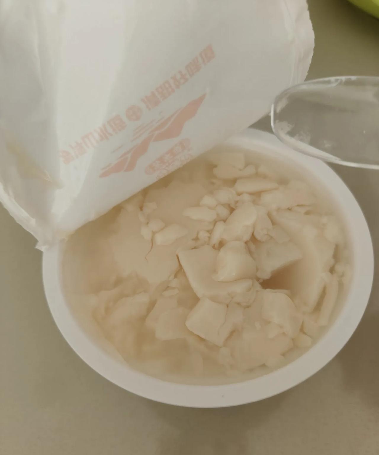 #晒图笔记大赛#好久没有吃豆腐花了，我也买了一盒豆腐花，冰冰甜甜的，口感还挺不