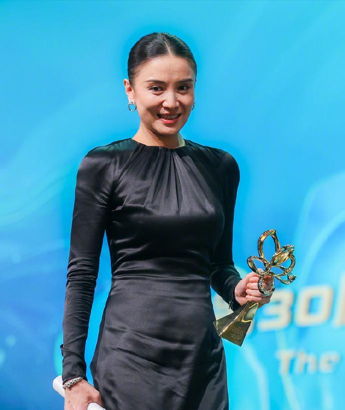 宋佳获白玉兰视后的三个小动作太令我意外了第一：大喘气她在拿到奖后，挪步到话