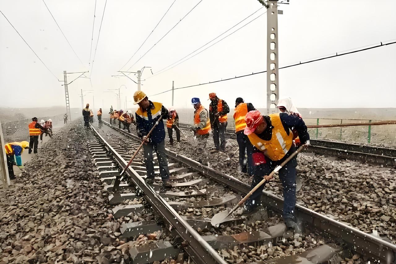 大专进铁路｜别被“铁饭碗”骗了！真相扎心了别再迷信“铁路稳定、待遇好”了，这碗