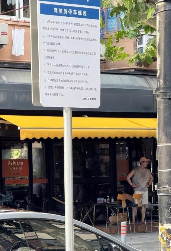 黄景瑜骑车也要带着狗邻家大哥哥说的就是黄景瑜，休假骑行遛狗被频频偶遇，全程没有距