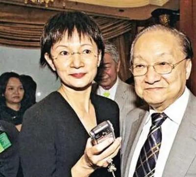 1976年，52岁金庸爱上23岁服务员林乐怡，他不顾一切地要离婚，妻子朱