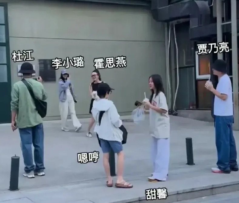 贾乃亮和李小璐一家合体出游跟捅马蜂窝似的，一堆人在评论区埋汰人家贾乃亮。虽然我也