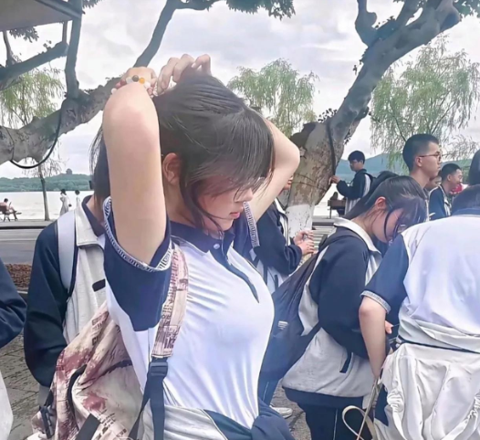 现在学校的校服这这么好看的吗？