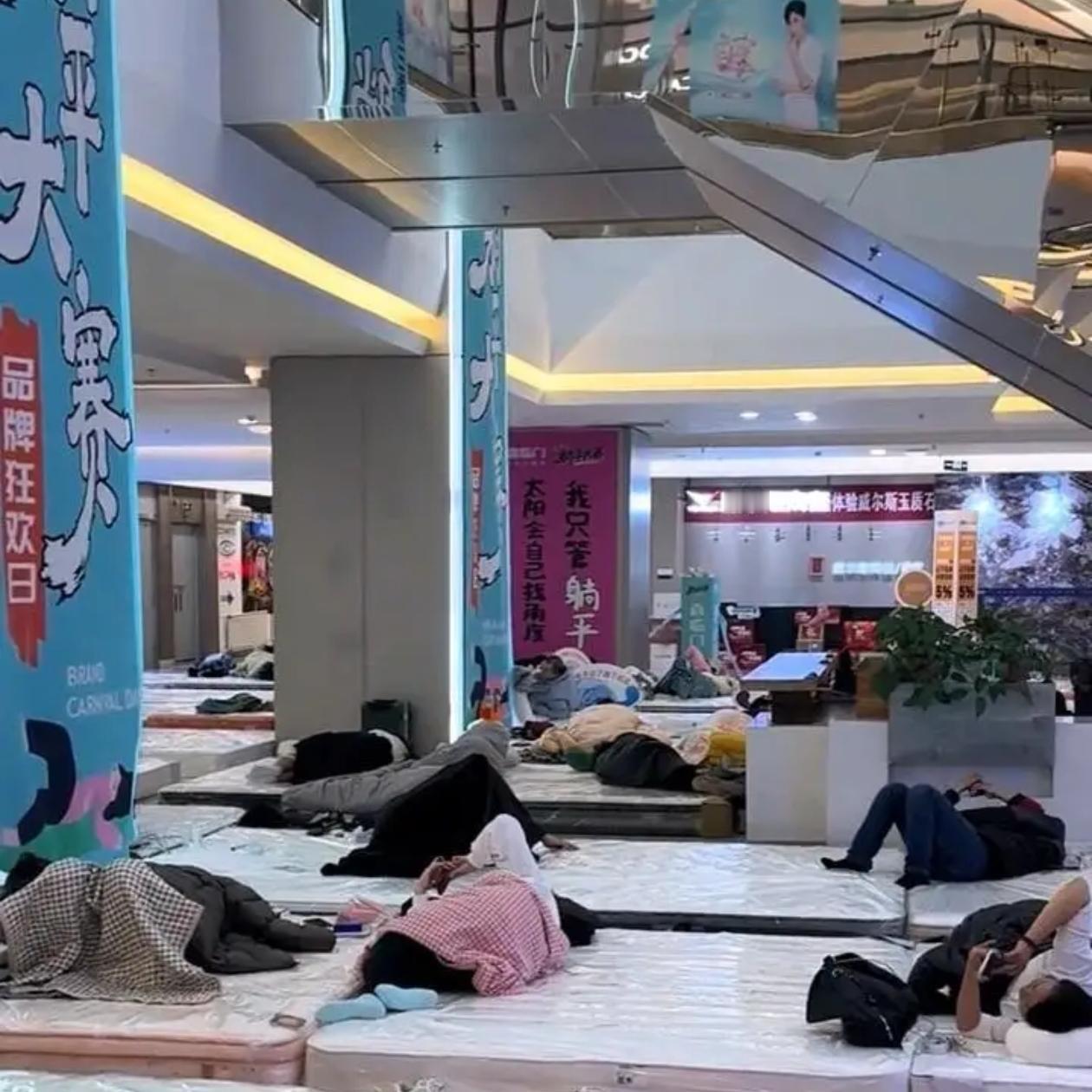 内蒙古一商场办第三届躺平大赛，报名240人，规则就一条，躺床垫上别起来，手机能刷