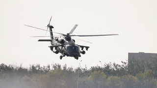 这是陆军航空兵装备的国产“直20T”突击运输直升机。这种直升机既可以用于人员物