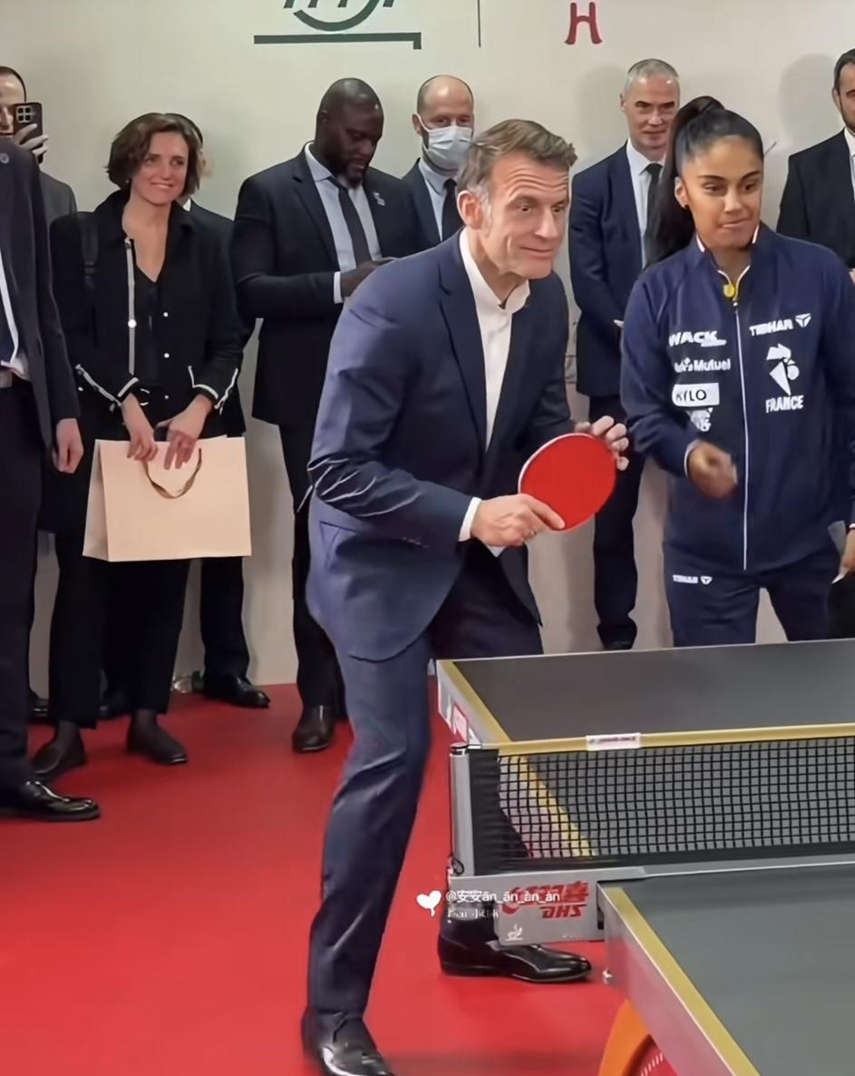 这次来中国访问，马克龙可是圈了波粉，晨跑只算是预热，玩混双打可是厉害呢。你看他打