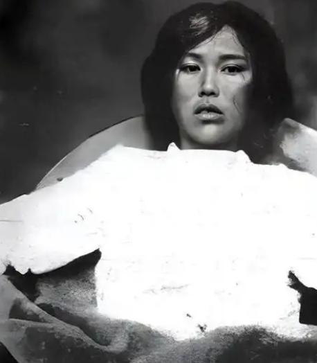 为了满足对女性生殖构造的好奇心，臭名昭著的731部队医生正在对一名中国女子进行生